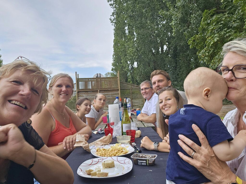 Moment convivial autour d’une table au Bloemstraete