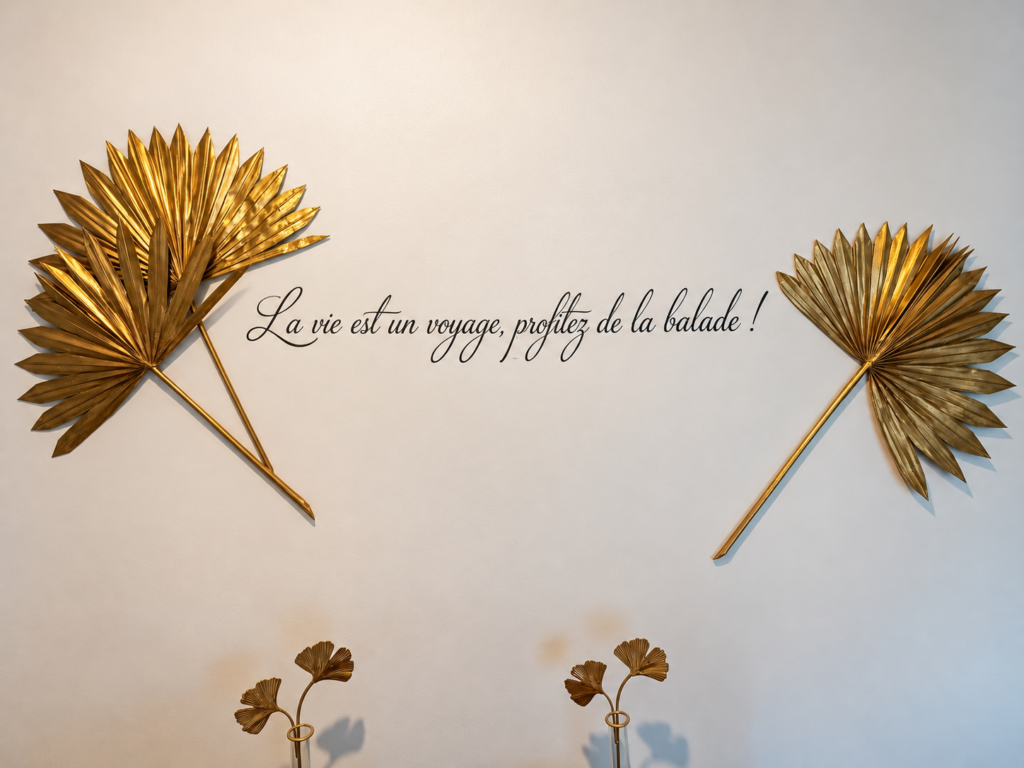 Décoration murale dorée et lettrage « La vie est un voyage, profitez de la balade » dans la chambre La Balade