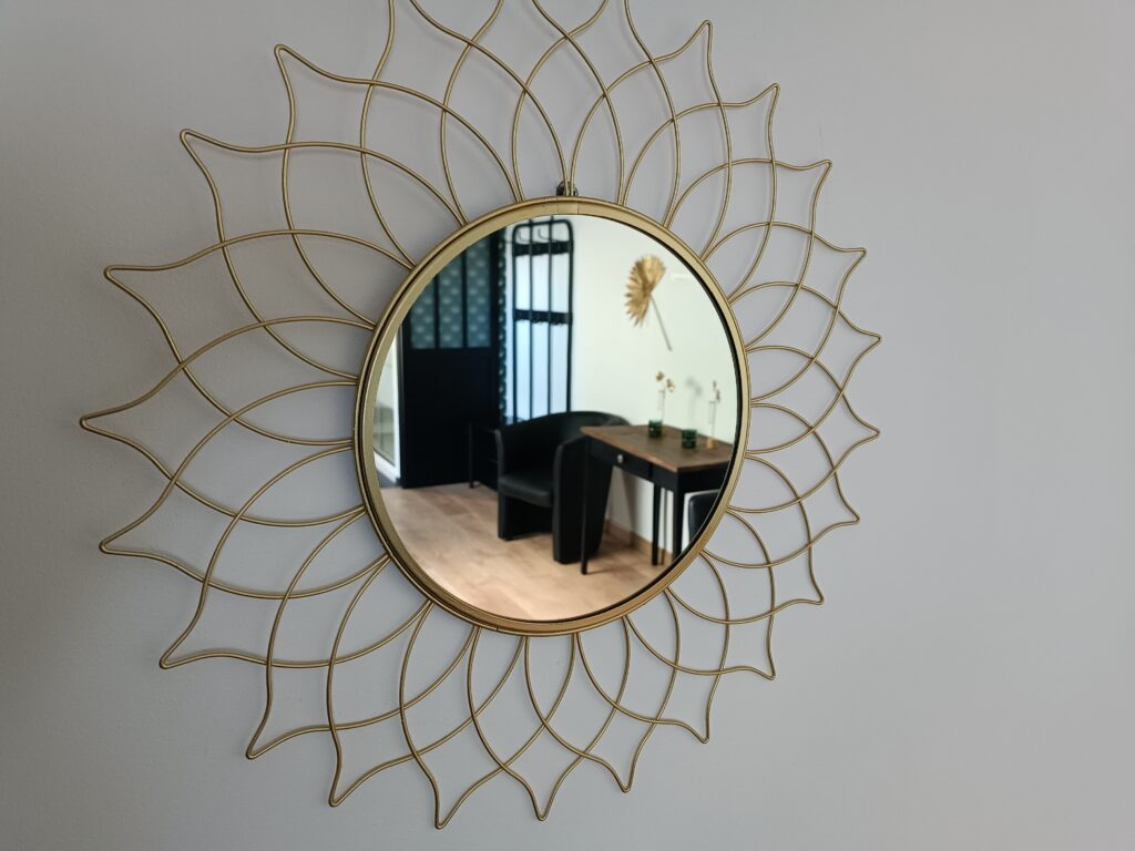 Miroir doré et décoration de la chambre d’hôtes La Balade
