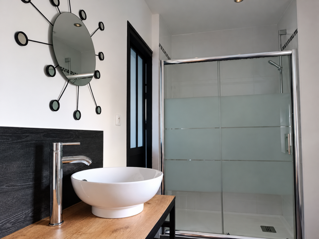 Salle d’eau privative de la chambre d’hôtes La Balade avec douche et vasque