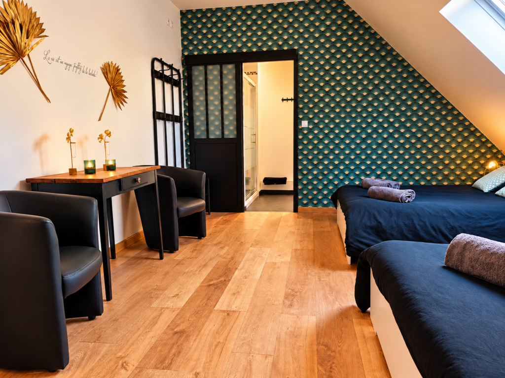 Chambre La Balade au Bloemstraete avec deux lits doubles et décoration Art déco