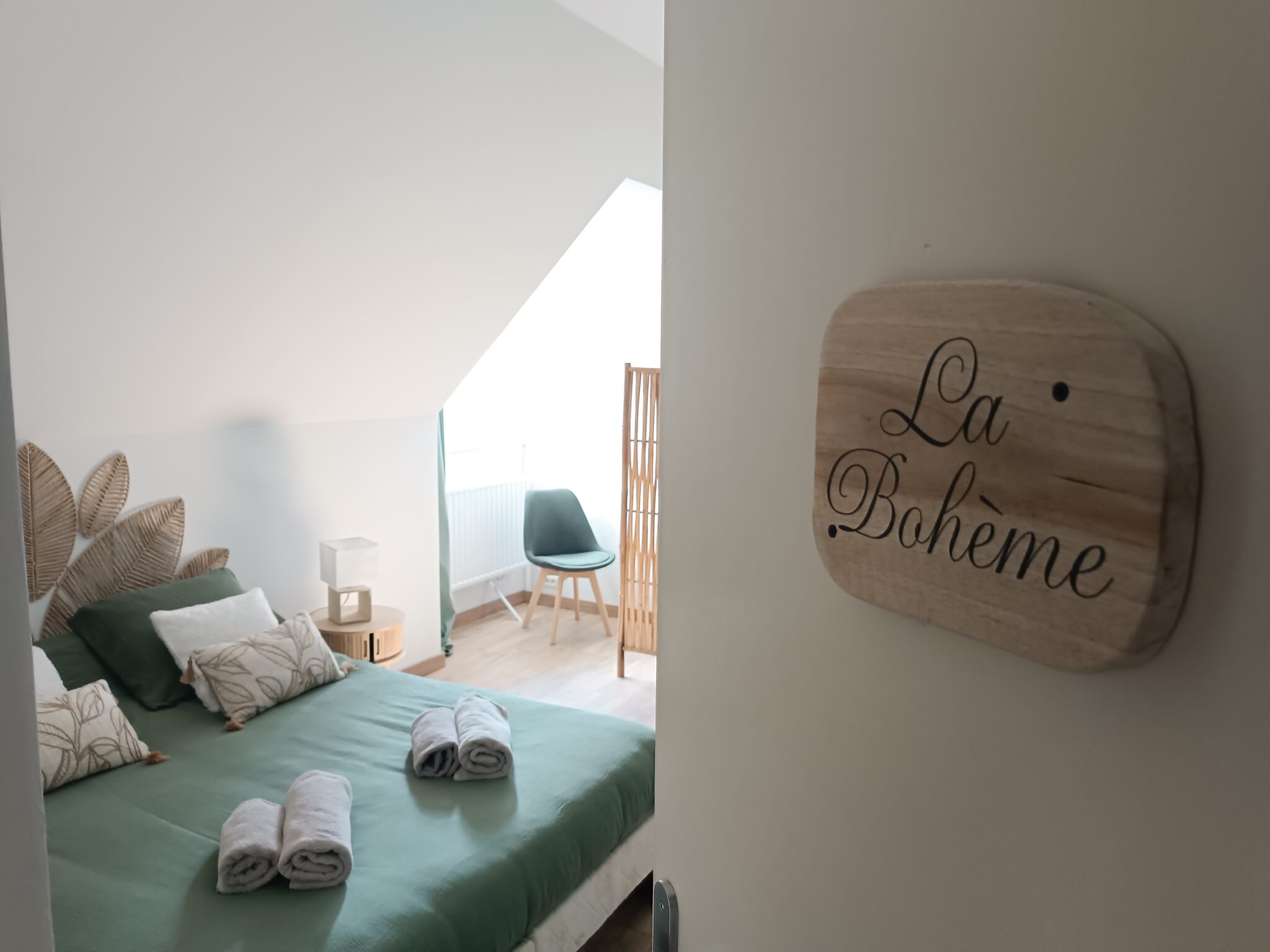 Entrée de la chambre La Bohème au Bloemstraete avec vue sur le lit et décoration vert sauge