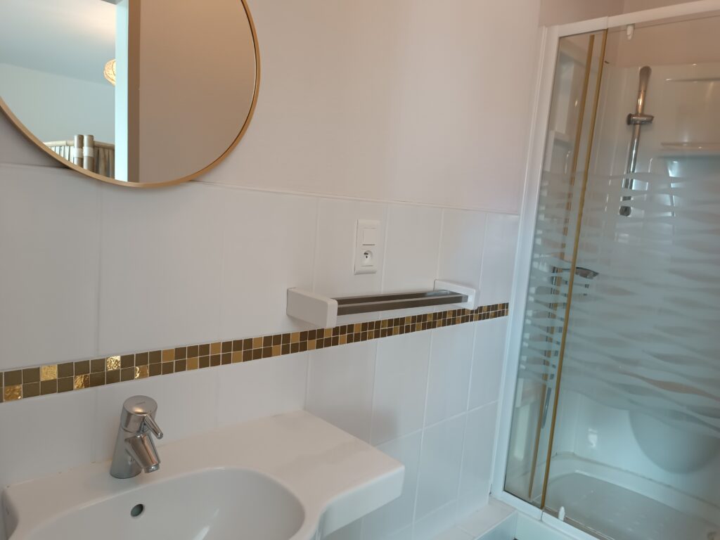 Salle d’eau privative de la chambre La Bohème avec vasque, miroir et douche