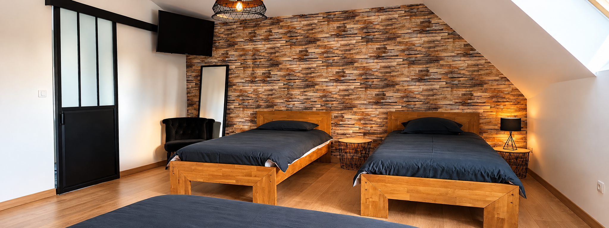 Chambre La Rêveuse au Bloemstraete avec un lit double et deux lits simples