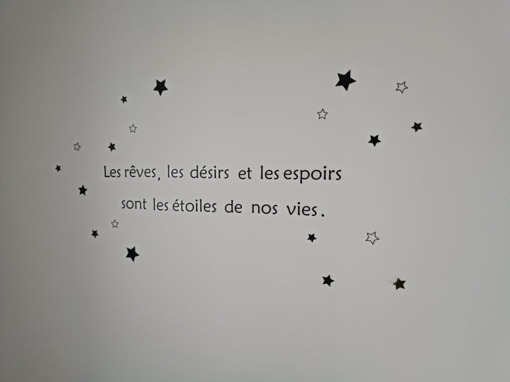 Citation et étoiles décoratives dans la chambre La Rêveuse au Bloemstraete