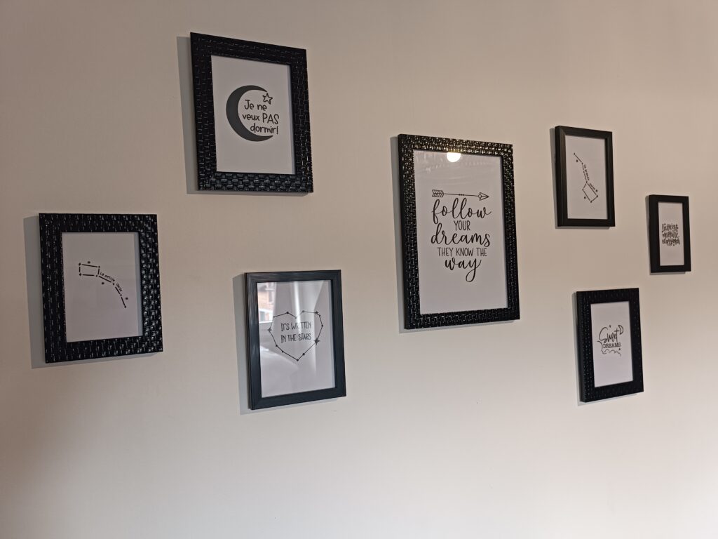 Décoration murale avec cadres et messages autour du rêve dans la chambre La Rêveuse