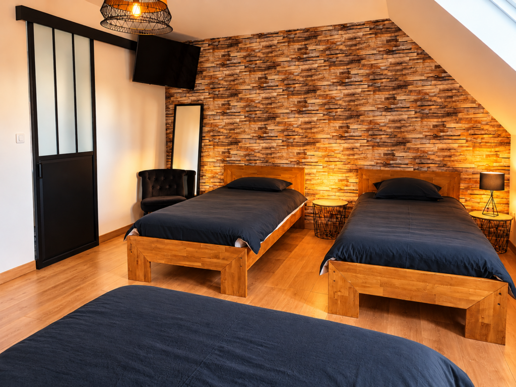 Chambre La Rêveuse au Bloemstraete avec lits en bois et décoration chaleureuse