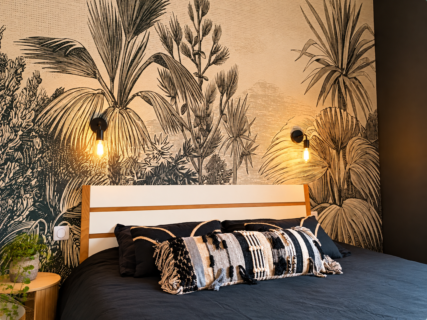 Chambre La Tropicale Chic au Bloemstraete avec lit double et décoration tropicale
