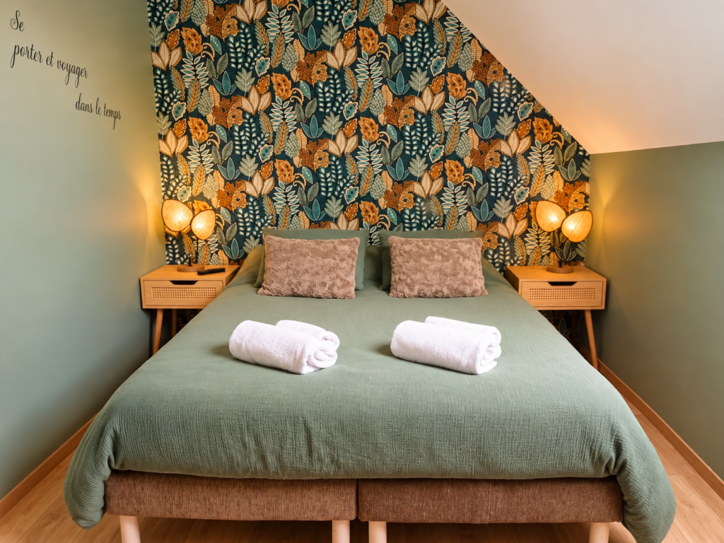 Chambre La Vintage au Bloemstraete avec lit double et décoration végétale