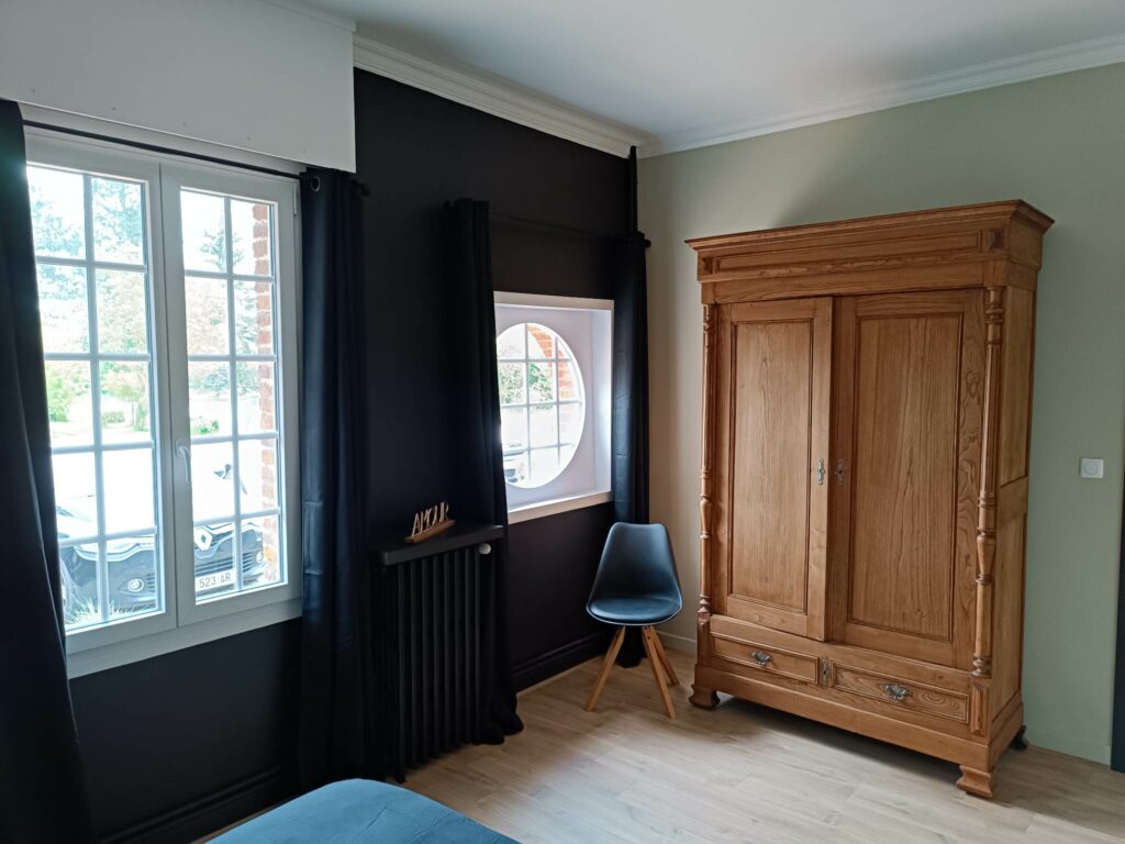 bloemstraete-chambre-tropicale-chic-fenetre-armoire