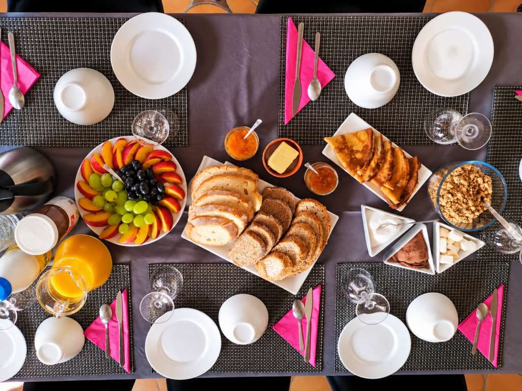 Petit-déjeuner du Bloemstraete avec pains, fruits, confitures maison, crêpes et céréales
