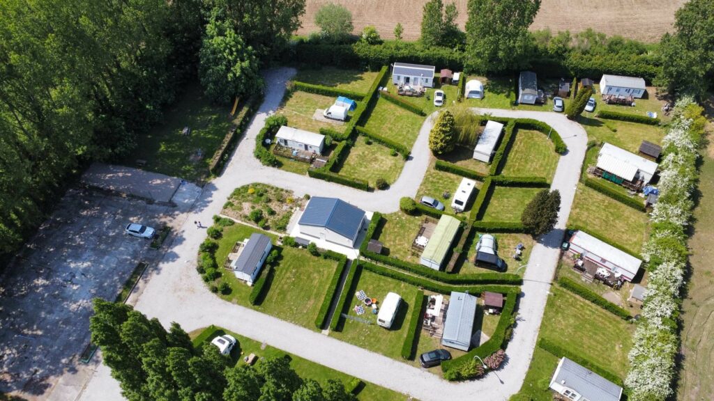 Vue aérienne du camping Le Bloemstraete et de ses parcelles verdoyantes