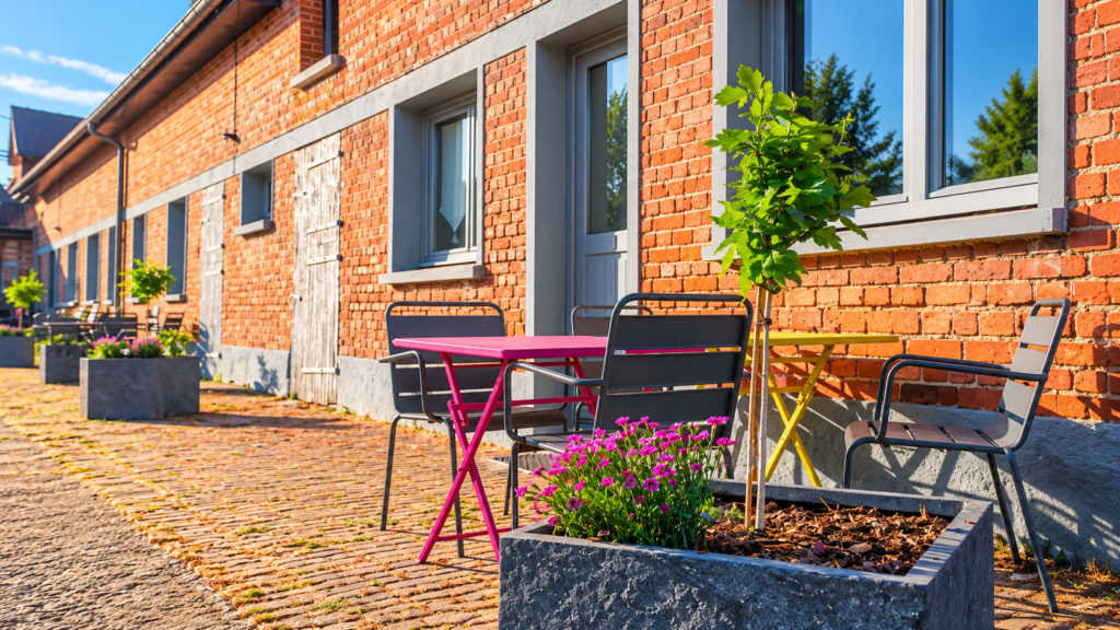 Terrasse ensoleillée devant les gîtes du Bloemstraete