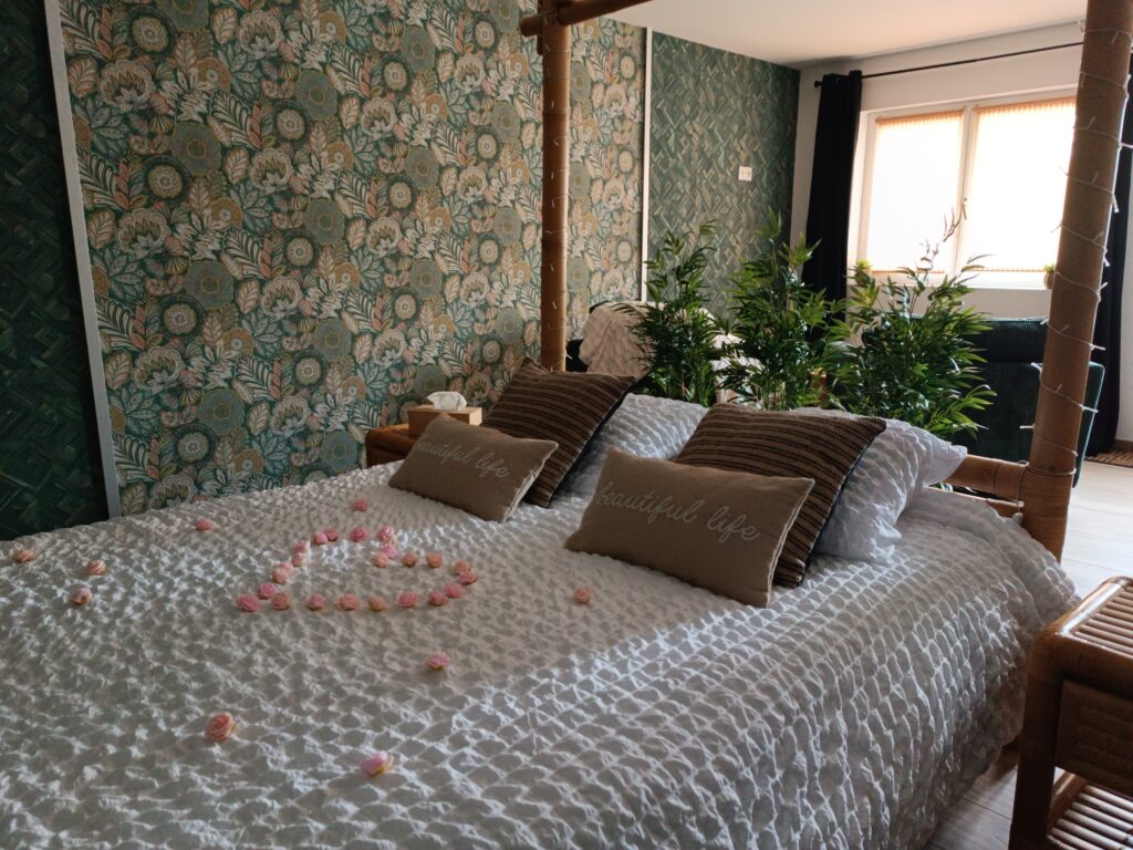 Espace de vie avec lit baldaquin du gîte Le Bloem d’Ô
