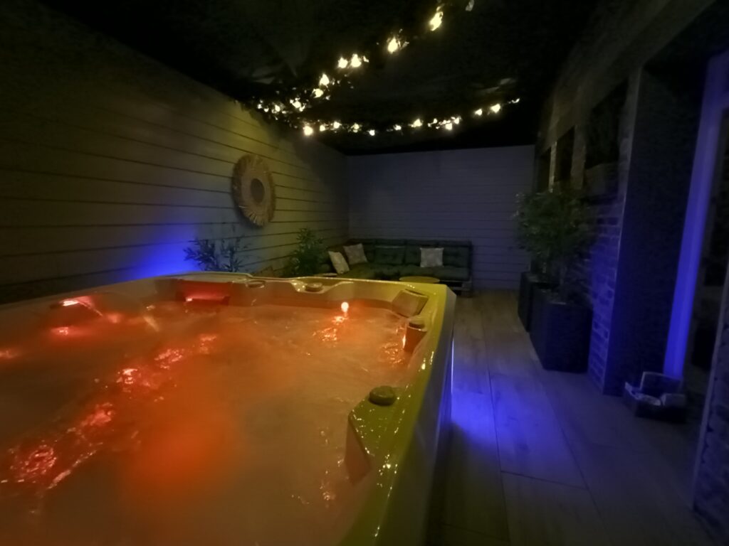 Jacuzzi privatif du gîte Le Bloem d’Ô en soirée